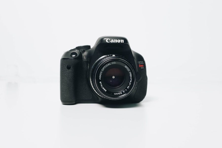 Canon EOS 2000D + obiectiv 18-55 mm IS II